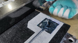 Наносим обильно клей по камню