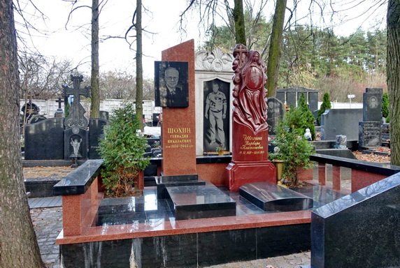 Два вертикальный памятника с монолитными надгробными плитами